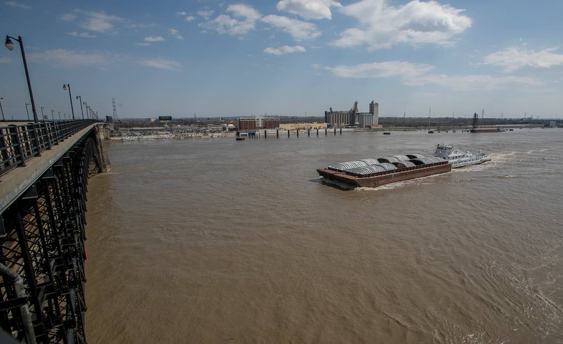 040219Dh barge approaches.jpg